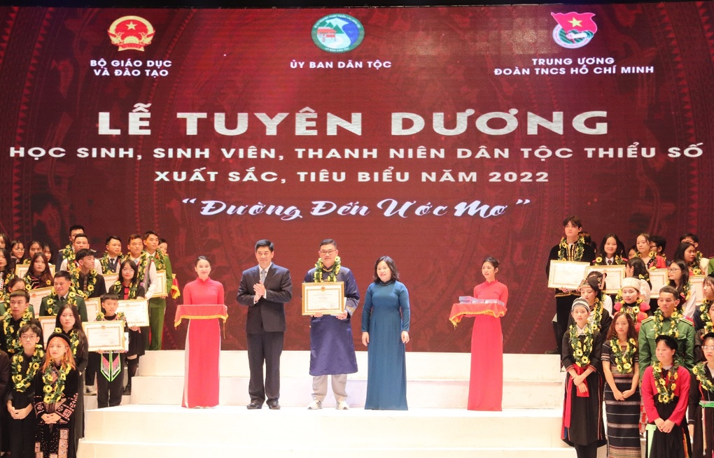 Tuyên dương 142 học sinh, sinh viên, thanh niên dân tộc thiểu số - 5 Tuyên dương 142 học sinh, sinh viên, thanh niên dân tộc thiểu số - 5
