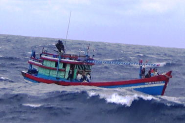 Tàu cá hỏng máy phải thả trôi suốt một ngày trên biển