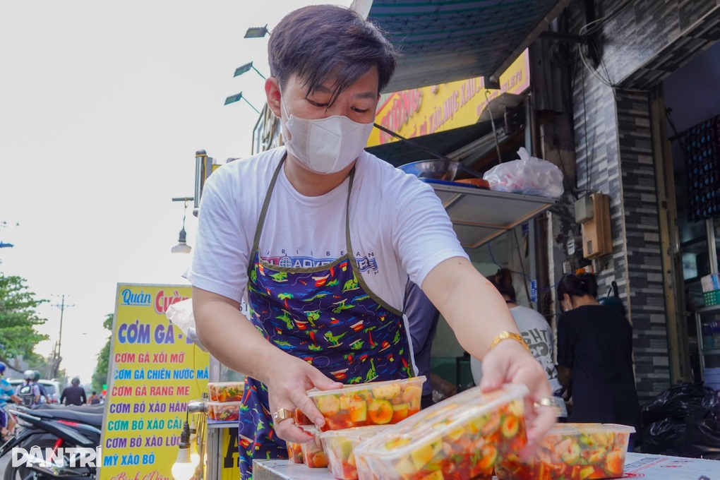 Chàng trai bán 500 phần chân gà xốt Thái/ngày, khách đến mua xếp hàng dài - 2