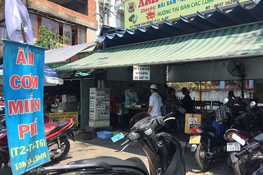 Hành động bất ngờ của chủ xe ô tô sang trong quán cơm 0 đồng