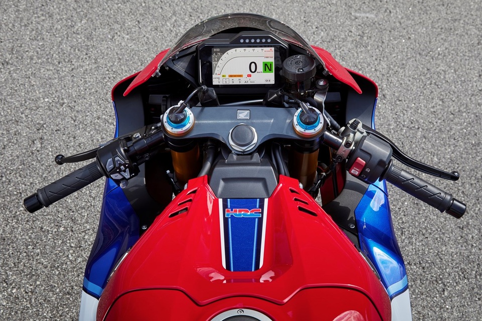 Motor chạy 299km/h trên Đại lộ Thăng Long có giá khoảng 1 tỷ đồng - 6 Motor chạy 299km/h trên Đại lộ Thăng Long có giá khoảng 1 tỷ đồng - 6
