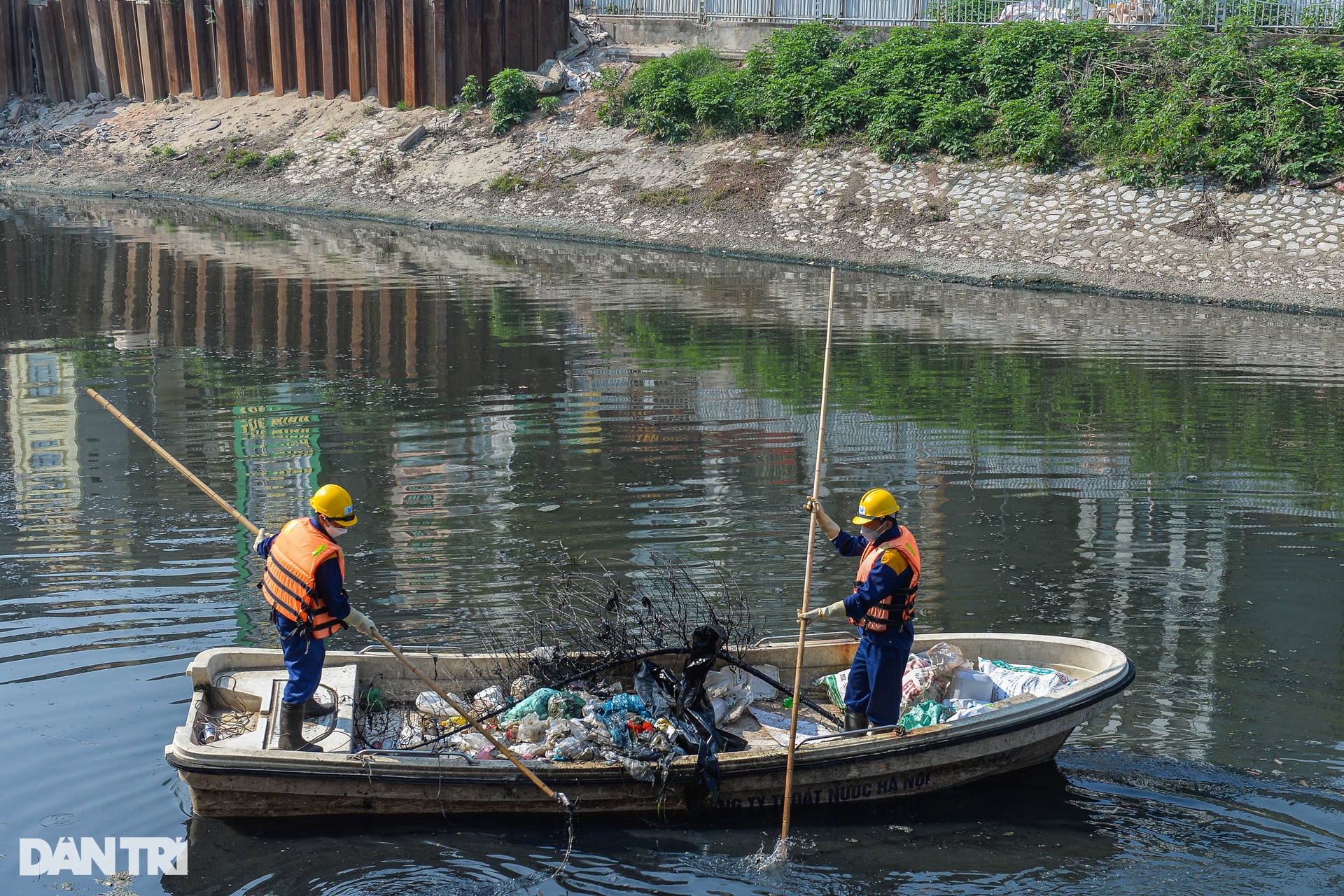 Những dòng sông nước đen, ngày đêm bốc mùi hôi thối ở Hà Nội - 15 Những dòng sông nước đen, ngày đêm bốc mùi hôi thối ở Hà Nội - 15