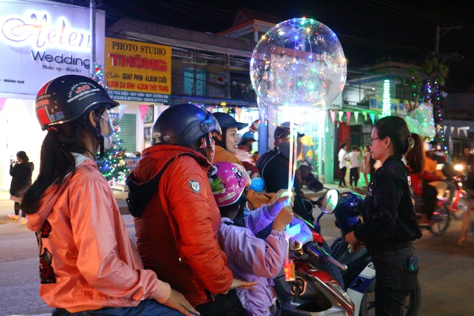Hội An: Người dân xuống đường đón Giáng sinh Hội An: Người dân xuống đường đón Giáng sinh