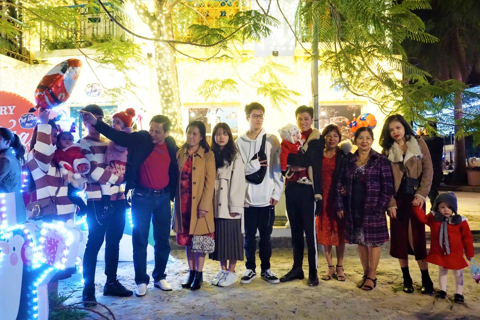 Bất chấp trời lạnh, người dân Đà Nẵng rộn ràng đi chơi Noel sớm - 14 Bất chấp trời lạnh, người dân Đà Nẵng rộn ràng đi chơi Noel sớm - 14