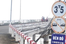 Khởi tố tài xế lái xe 31 tấn qua cầu tải trọng 3,5 tấn