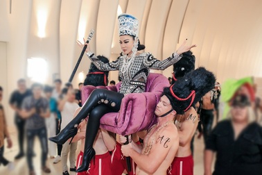 Thu Minh được 4 chàng trai khiêng kiệu trên thảm đỏ khi trở lại showbiz