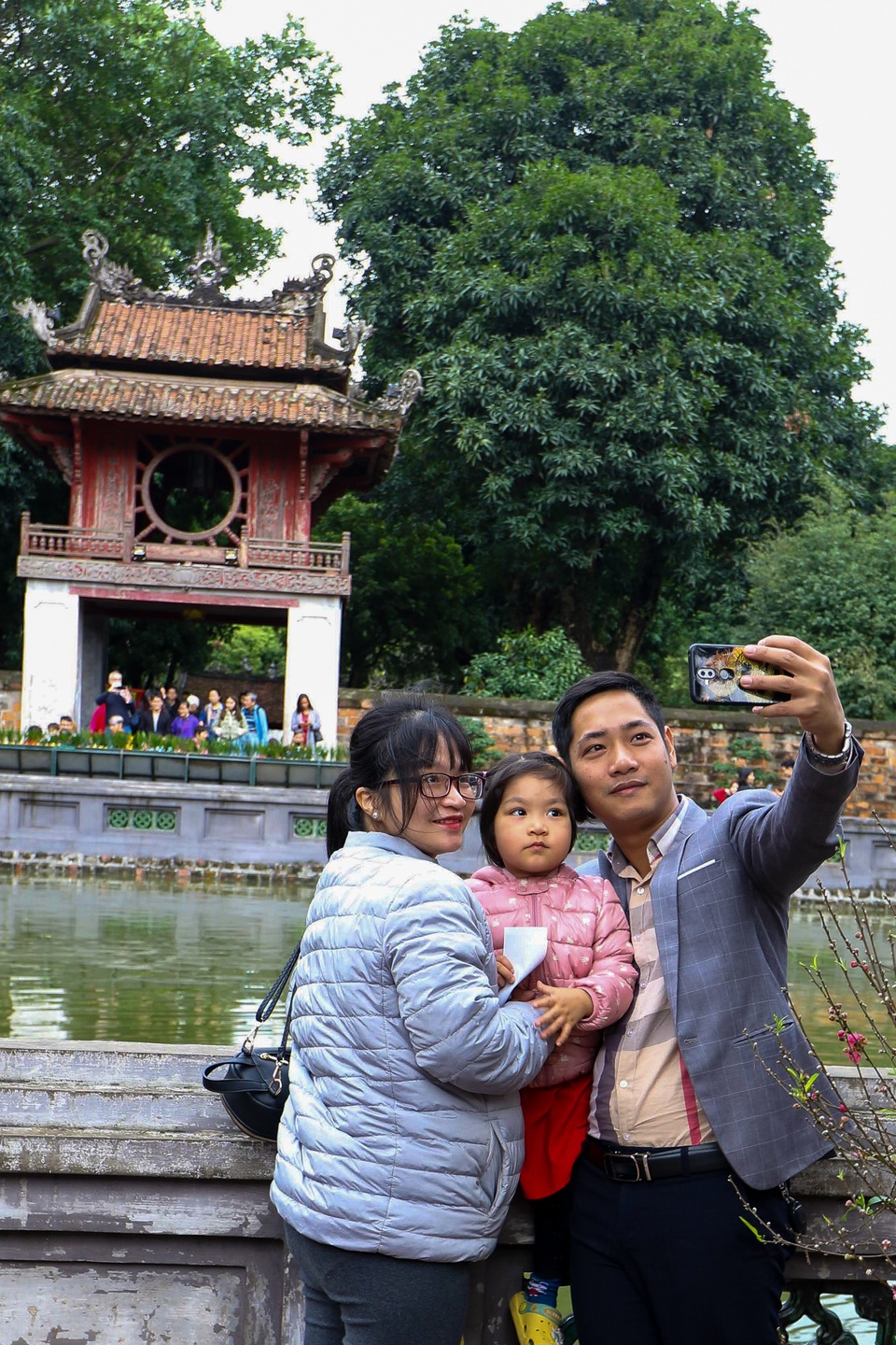 Mưa lạnh người dân vẫn đổ về Văn Miếu xin chữ đầu năm - 10 Mưa lạnh người dân vẫn đổ về Văn Miếu xin chữ đầu năm - 10