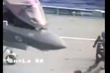 Phi công máy bay chiến đấu F-35 ngã sấp mặt trên tàu sân bay