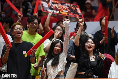 CĐV Saigon Heat "đốt cháy" nhà thi đấu Tây Hồ trong niềm vui chiến thắng