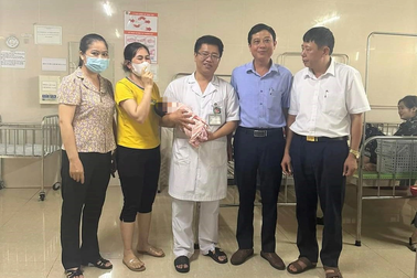 Bé gái bị bỏ rơi trước nhà dân vừa xuất viện đã có gia đình nhận nuôi