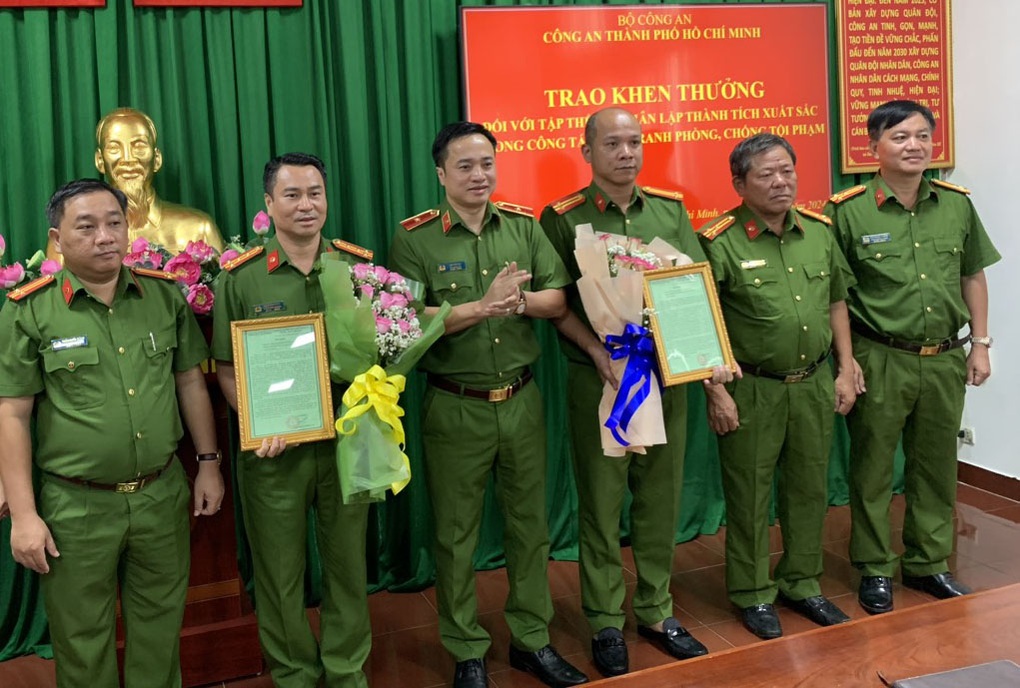 Khen thưởng các đơn vị phá vụ cướp 1,1 tỷ đồng trong biệt thự ở TPHCM - 1 Khen thưởng các đơn vị phá vụ cướp 1,1 tỷ đồng trong biệt thự ở TPHCM - 1