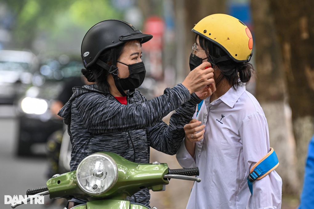 Hơn 1 triệu thí sinh hồi hộp làm thủ tục thi tốt nghiệp THPT 2022 - 11 Hơn 1 triệu thí sinh hồi hộp làm thủ tục thi tốt nghiệp THPT 2022 - 11