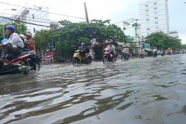 Đường phố thành “sông” sau mưa lớn