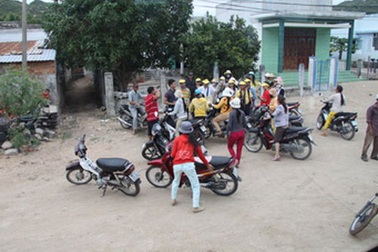 Đội “xe ôm tóc dài” ở vịnh Vĩnh Hy