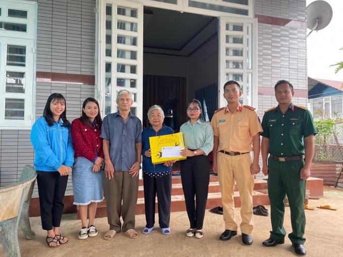 Thăm, tặng quà gia đình Ông bà Võ Thị Tư - Gia đình cách mạng, Thanh niên xung phong (Ảnh: Bauxit - Nhôm Lâm Đồng)