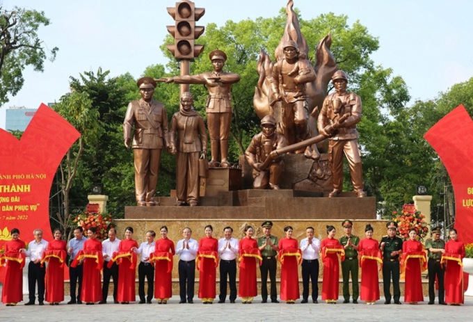 Các đại biểu Bộ Công an và Thành uỷ Hà Nội cùng đại diện các ban, bộ, ngành trung ương và thành phố cắt băng khánh thành tượng đài “Công an nhân dân vì dân phục vụ” tại Thủ đô Hà Nội