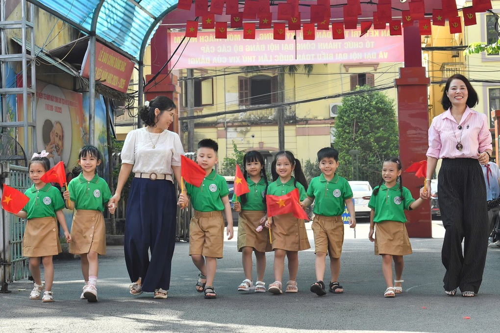 ເປີດໂຮງຮຽນຄັ້ງທຳອິດຫຼັງການລວມຕົວແຂວງ-ນະຄອນ: ເສັ້ນທາງໃໝ່ທີ່ເຕັມໄປດ້ວຍອາລົມ - 2 Khai giảng đầu tiên sau hợp nhất tỉnh thành: Hành trình mới đầy ắp cảm xúc - 2
