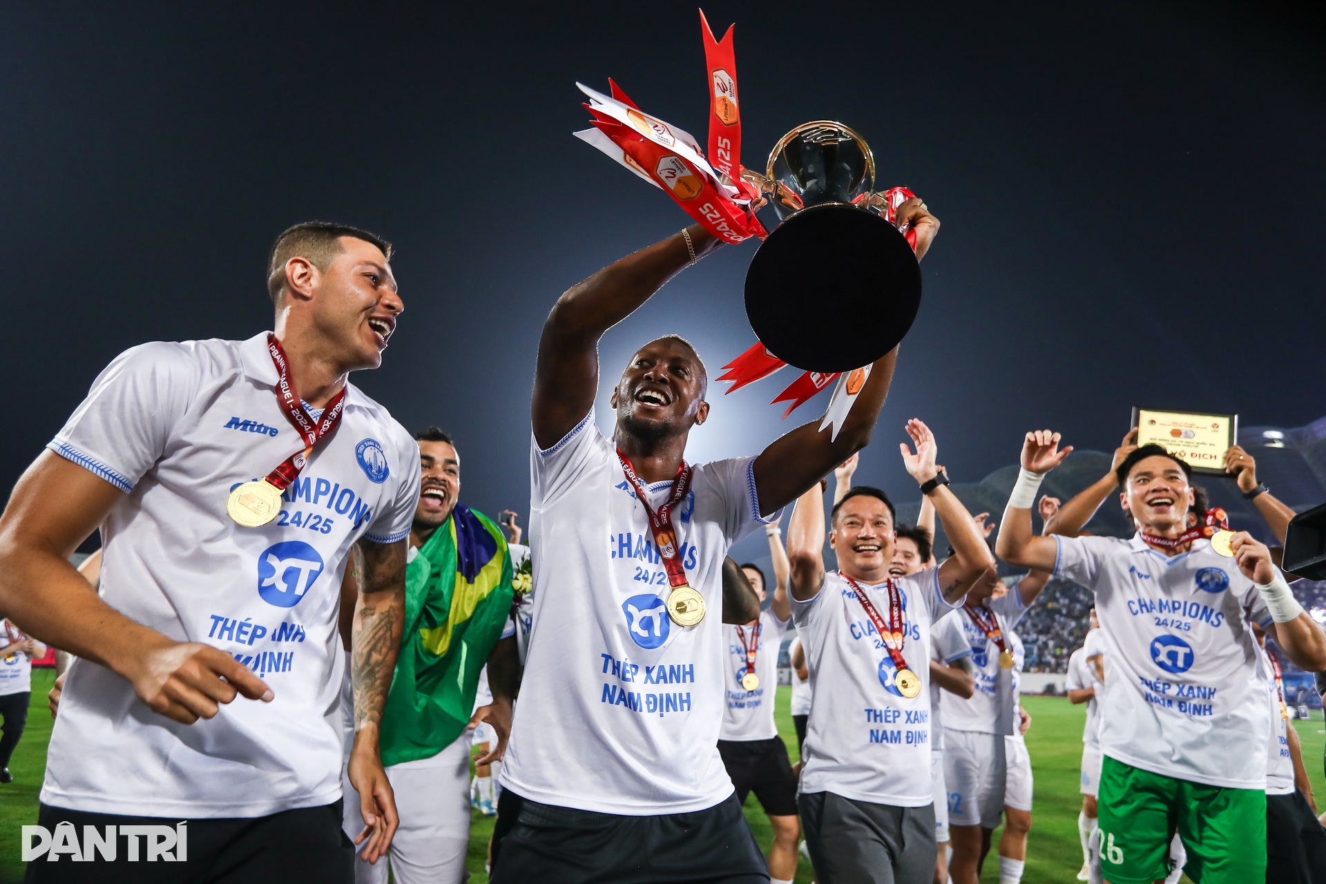 Cảm xúc vỡ oà của Xuân Son và cầu thủ Nam Định sau chức vô địch V-League - 12 Cảm xúc vỡ oà của Xuân Son và cầu thủ Nam Định sau chức vô địch V-League - 12