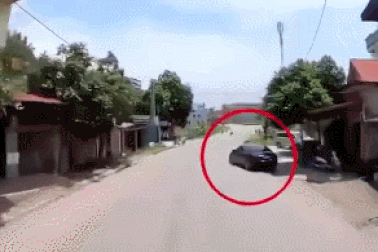 Tránh ô tô con quay đầu tuỳ hứng, xe container suýt gây tai nạn kinh hoàng