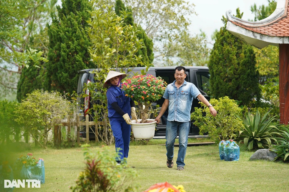 Những người phụ nữ làm công việc trông mộ, giúp việc cho... người chết - 2 Những người phụ nữ làm công việc trông mộ, giúp việc cho... người chết - 2