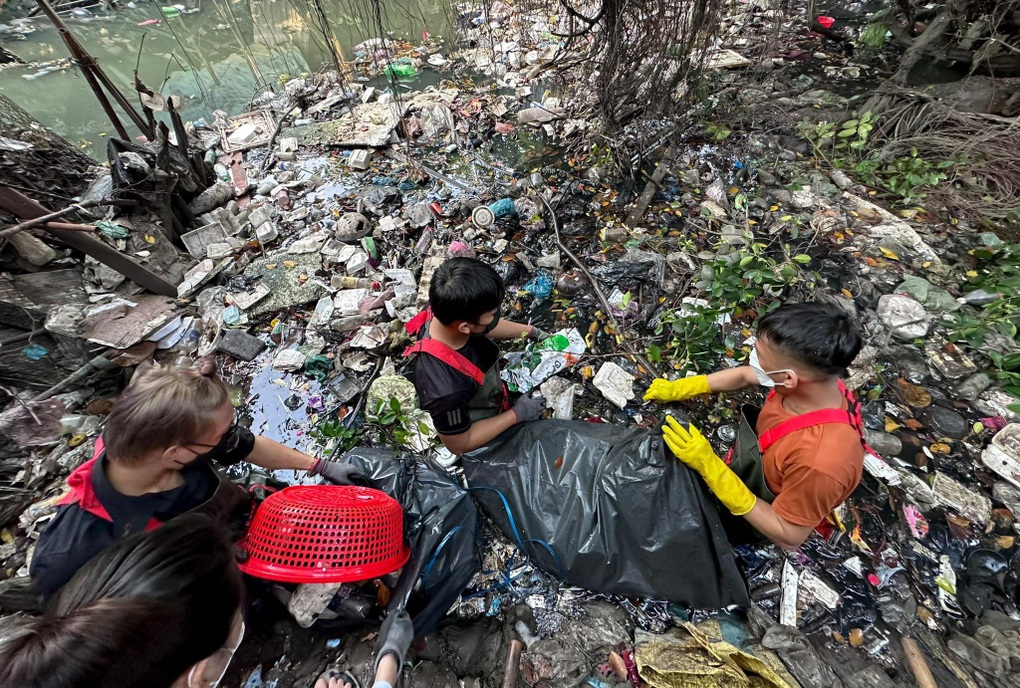 Những chàng trai tự nguyện bơi vào kênh ô nhiễm để gom rác ngày cận Tết - 8 Những chàng trai tự nguyện bơi vào kênh ô nhiễm để gom rác ngày cận Tết - 8