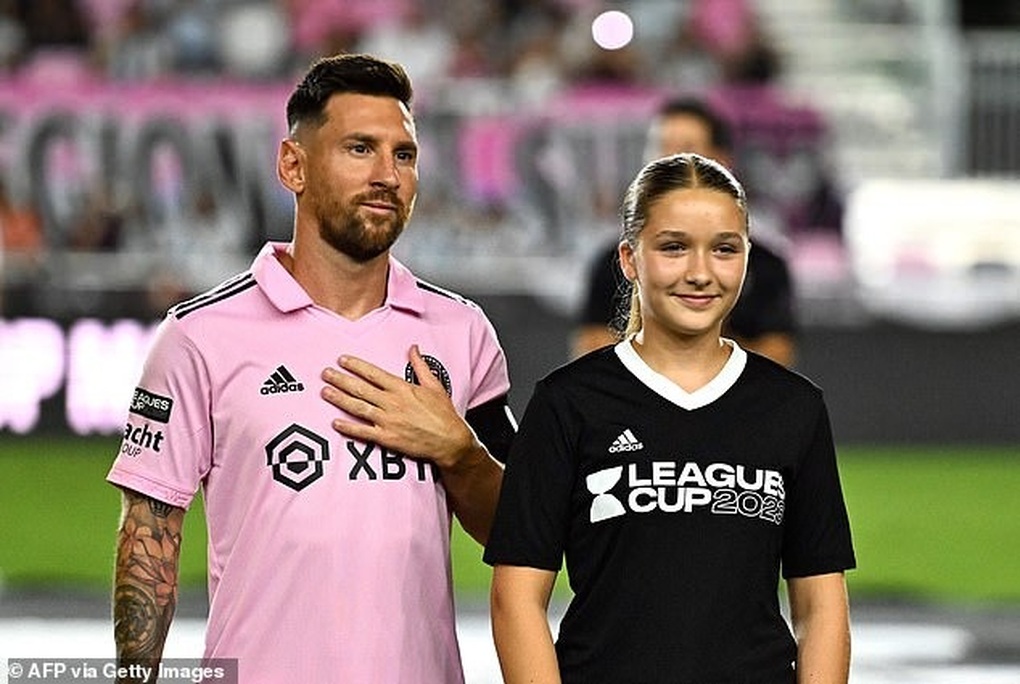 Hộ tống Messi ra sân, cô út Harper Beckham được cha khen ngợi hết lời - 3 Hộ tống Messi ra sân, cô út Harper Beckham được cha khen ngợi hết lời - 3
