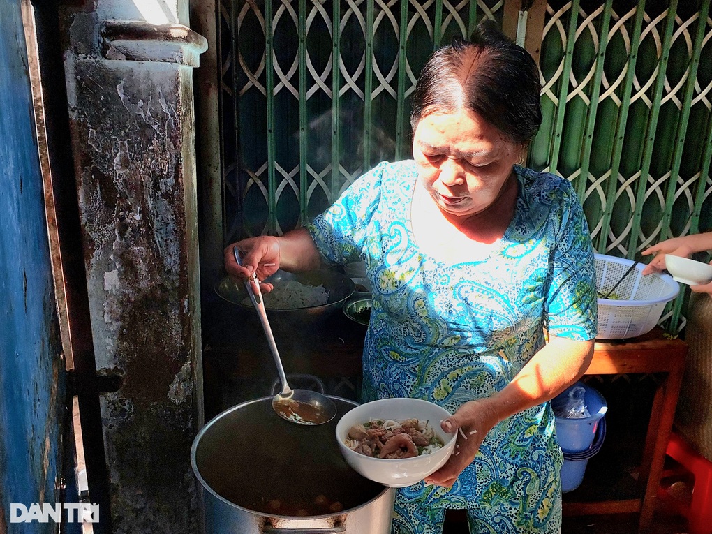 Quán bán bún bò ở TPHCM giá 10.000 đồng/tô, mỗi ngày bán chỉ 1 tiếng - 3