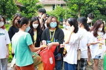 Học sinh Hà Nội bán hàng gây quỹ, gửi yêu thương đến làng trẻ SOS