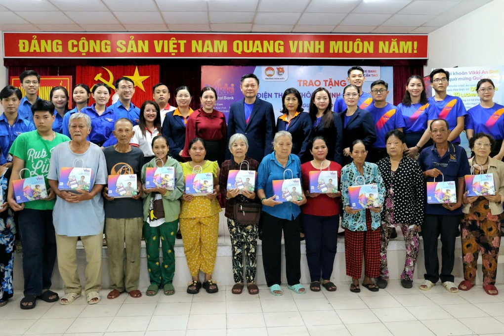 Phường trung tâm ở Cần Thơ tặng điện thoại thông minh cho hộ nghèo - 1