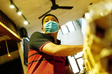 Vừa ra trường, cô gái bật khóc vì áp lực kiếm 30 triệu đồng/tháng