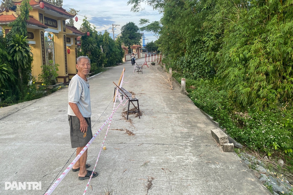 Bờ kè bị kéo xuống sông, tạo hàm ếch sâu dưới tuyến đường huyết mạch - 2 Bờ kè bị kéo xuống sông, tạo hàm ếch sâu dưới tuyến đường huyết mạch - 2