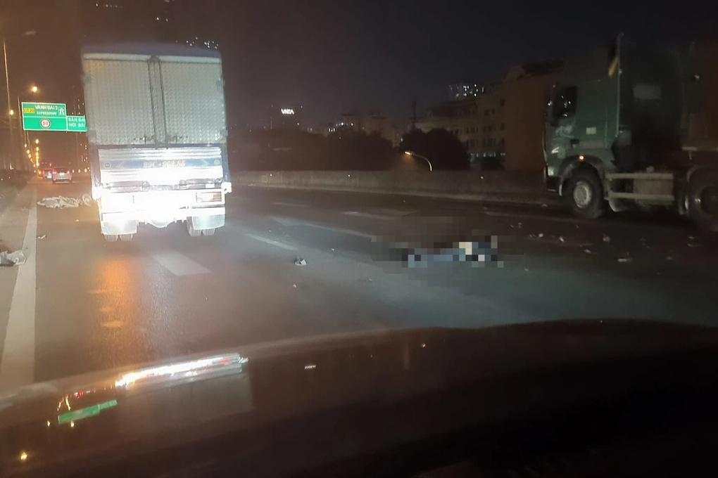 Tài xế xe máy tử vong vì đi vào đường cấm, tông trúng đuôi container - 1