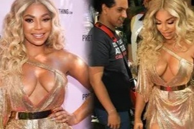 Ashanti "lấp ló" vòng một gợi cảm