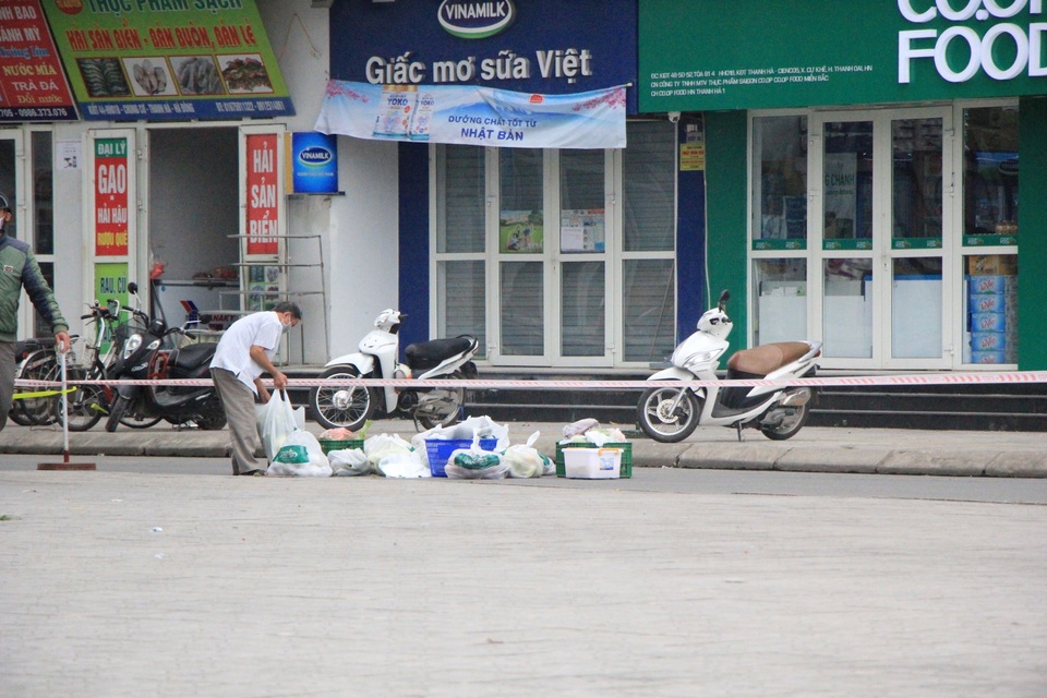 Hà Nội tạm cách ly khu chung cư có người dương tính với SARS-CoV-2 - 3 Hà Nội tạm cách ly khu chung cư có người dương tính với SARS-CoV-2 - 3
