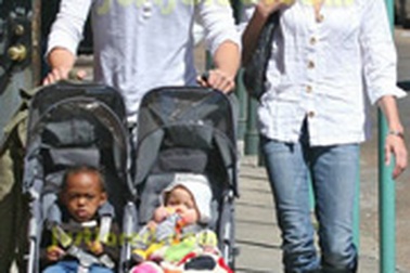 Hồ sơ xin con nuôi của Angelina Jolie tới TP HCM