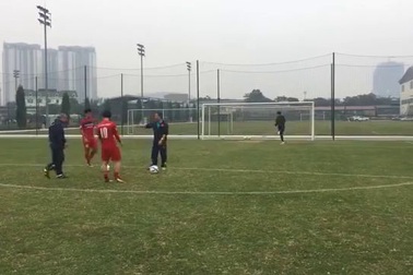 Hài hước màn thi đấu đá bóng trúng xà ngang giữa HLV Park Hang Seo và tuyển thủ Công Phượng