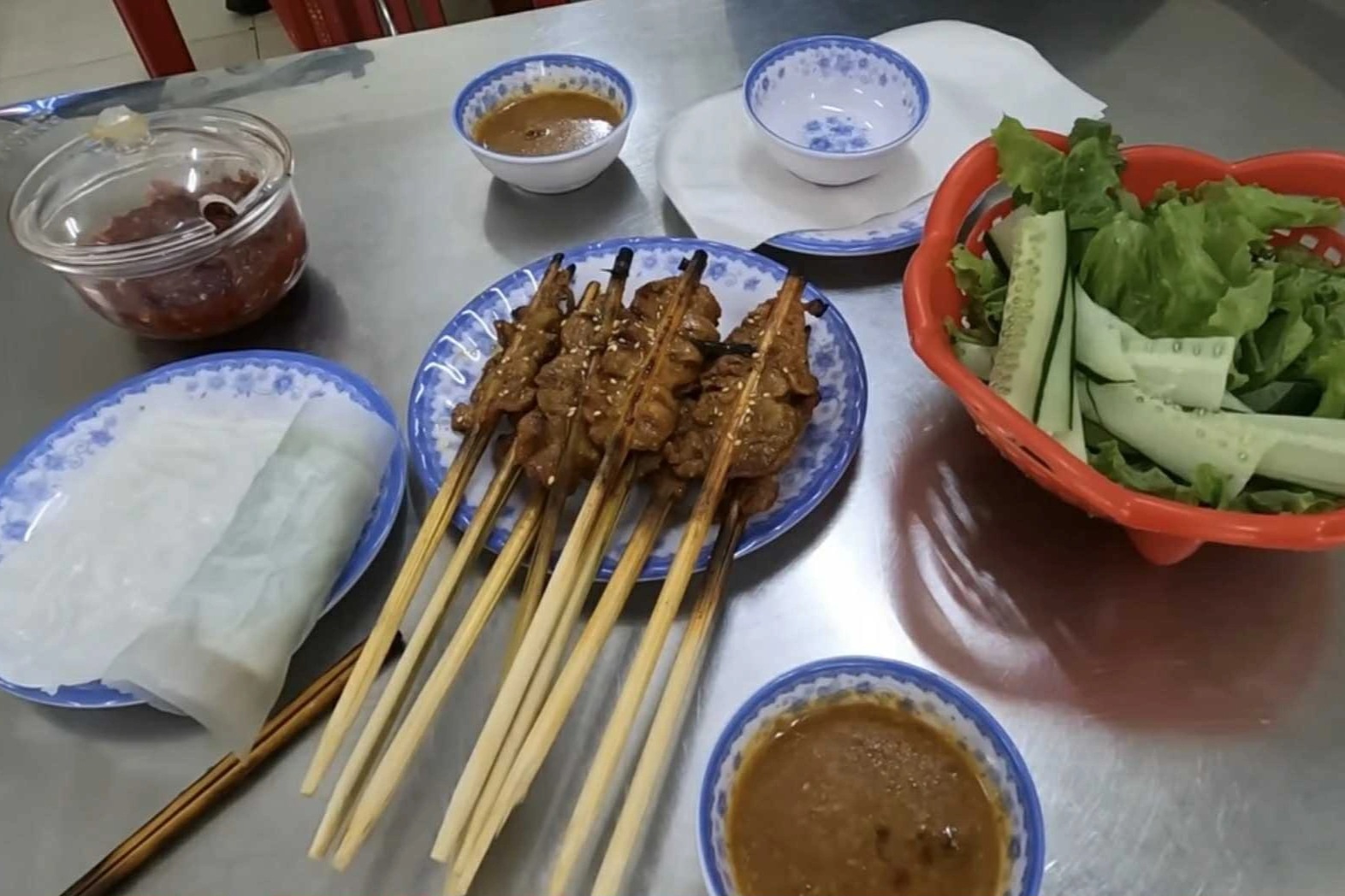 Đến Việt Nam 4 lần, khách Tây ngỡ ngàng phát hiện món có cách ăn lạ - 2
