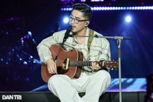 Ca sĩ Vũ quỳ gối cảm ơn 14.000 khán giả Hà Nội