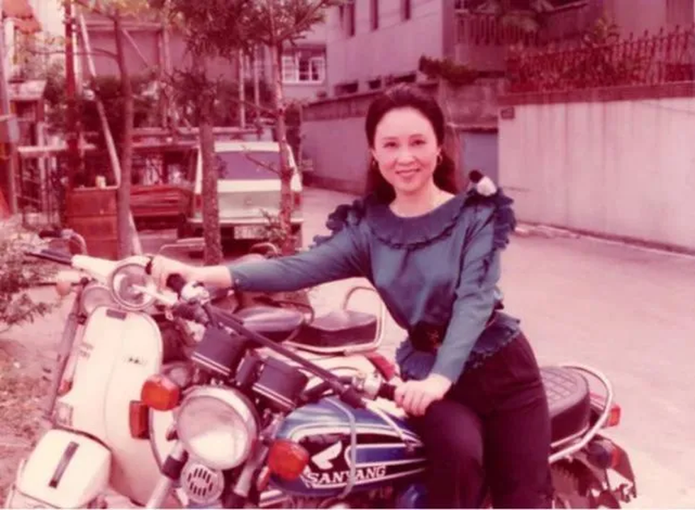 Ba mối tình lớn và cuộc sống cô độc tuổi xế chiều của nữ văn sĩ Quỳnh Dao - 1 Ba mối tình lớn và cuộc sống cô độc tuổi xế chiều của nữ văn sĩ Quỳnh Dao - 1