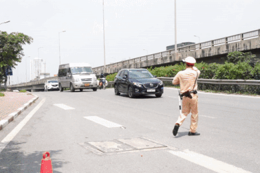 Tài xế xe khách nhấn ga bỏ chạy, cự cãi CSGT khi bị xử lý