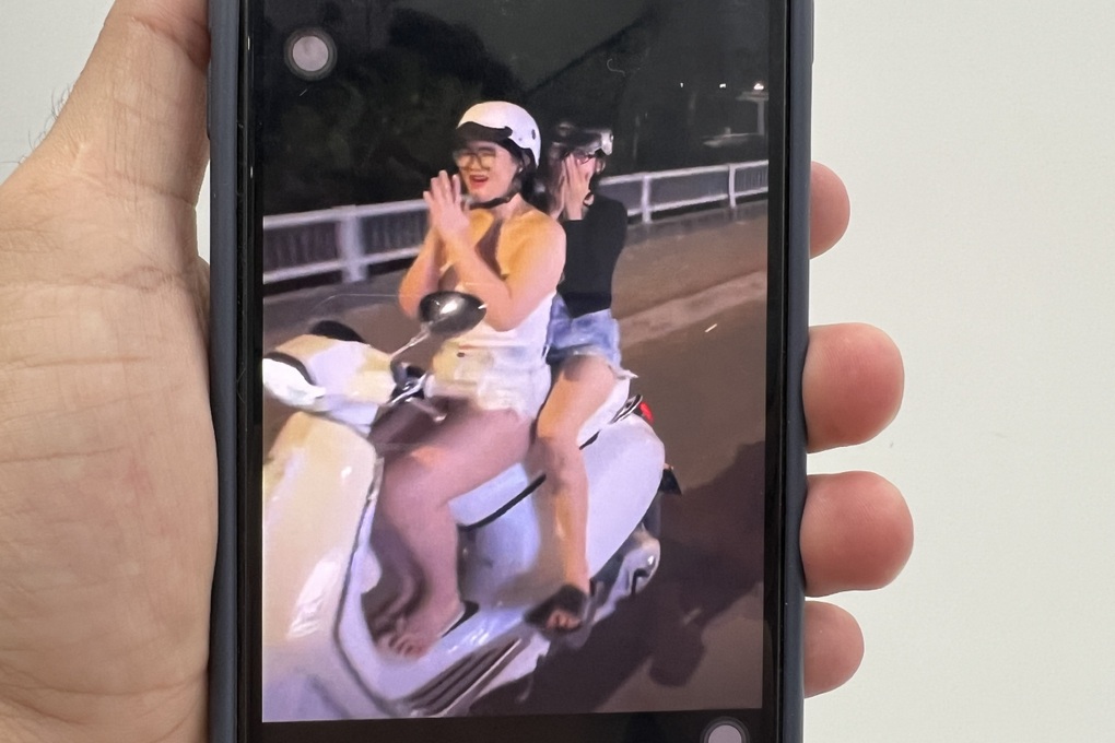 Cô gái đi xe Vespa buông hai tay vái lạy người khác ở TPHCM - 1 Cô gái đi xe Vespa buông hai tay vái lạy người khác ở TPHCM - 1