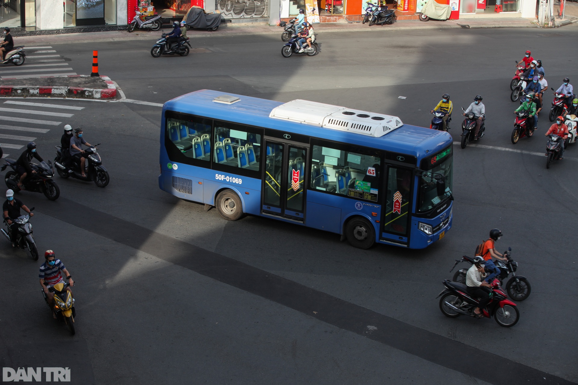 Cảnh ảm đạm của xe buýt Sài Gòn sau khi thành phố mở cửa - 11 Cảnh ảm đạm của xe buýt Sài Gòn sau khi thành phố mở cửa - 11