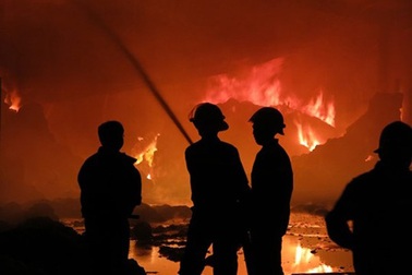 Kho hàng chứa hàng trăm tấn bông vải cháy suốt đêm