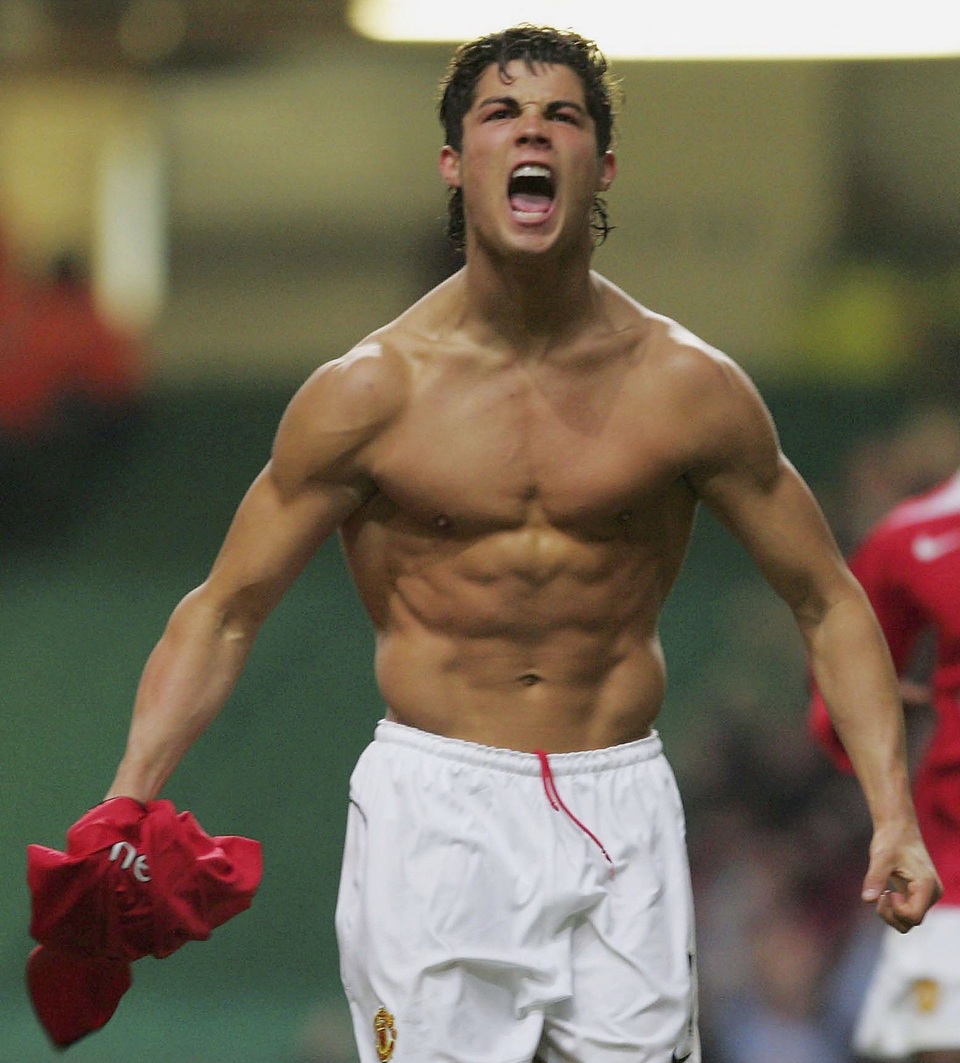 Những kiểu tóc lạ của C.Ronaldo khiến người hâm mộ nhớ mãi - 4 Những kiểu tóc lạ của C.Ronaldo khiến người hâm mộ nhớ mãi - 4