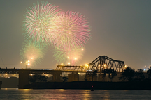 Ngắm pháo hoa rực sáng bầu trời khắp các tỉnh thành trên cả nước