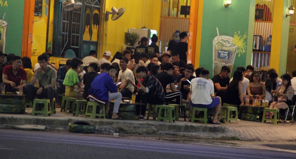 Phú Yên: Vừa được “nới lỏng”, giới trẻ đã ùn ùn kéo đến quán xá - 4 Phú Yên: Vừa được “nới lỏng”, giới trẻ đã ùn ùn kéo đến quán xá - 4