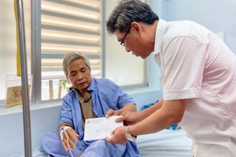 Lãnh đạo Lâm Đồng tặng quà đến bệnh nhân dịp Tết