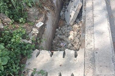 Hàng trăm tấm đan mương thoát nước trên Xa lộ Hà Nội bị kẻ gian đập phá