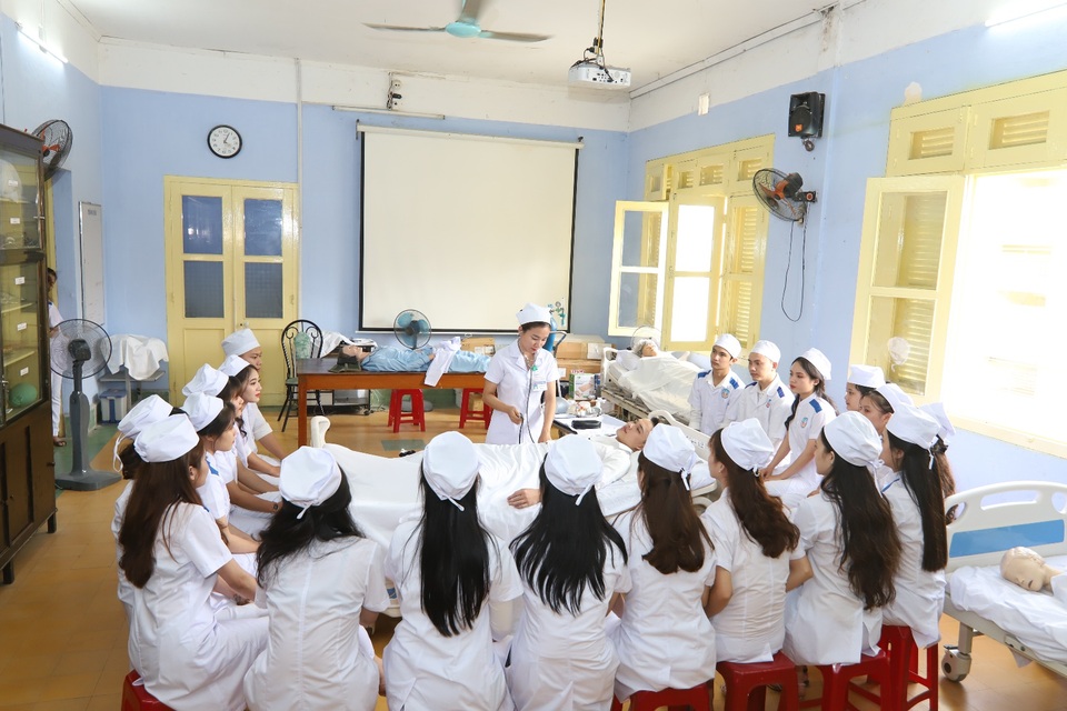 Nhiều ngành đào tạo bậc cao đẳng, trung cấp về y tế dễ có việc làm năm 2020 - 2 Nhiều ngành đào tạo bậc cao đẳng, trung cấp về y tế dễ có việc làm năm 2020 - 2