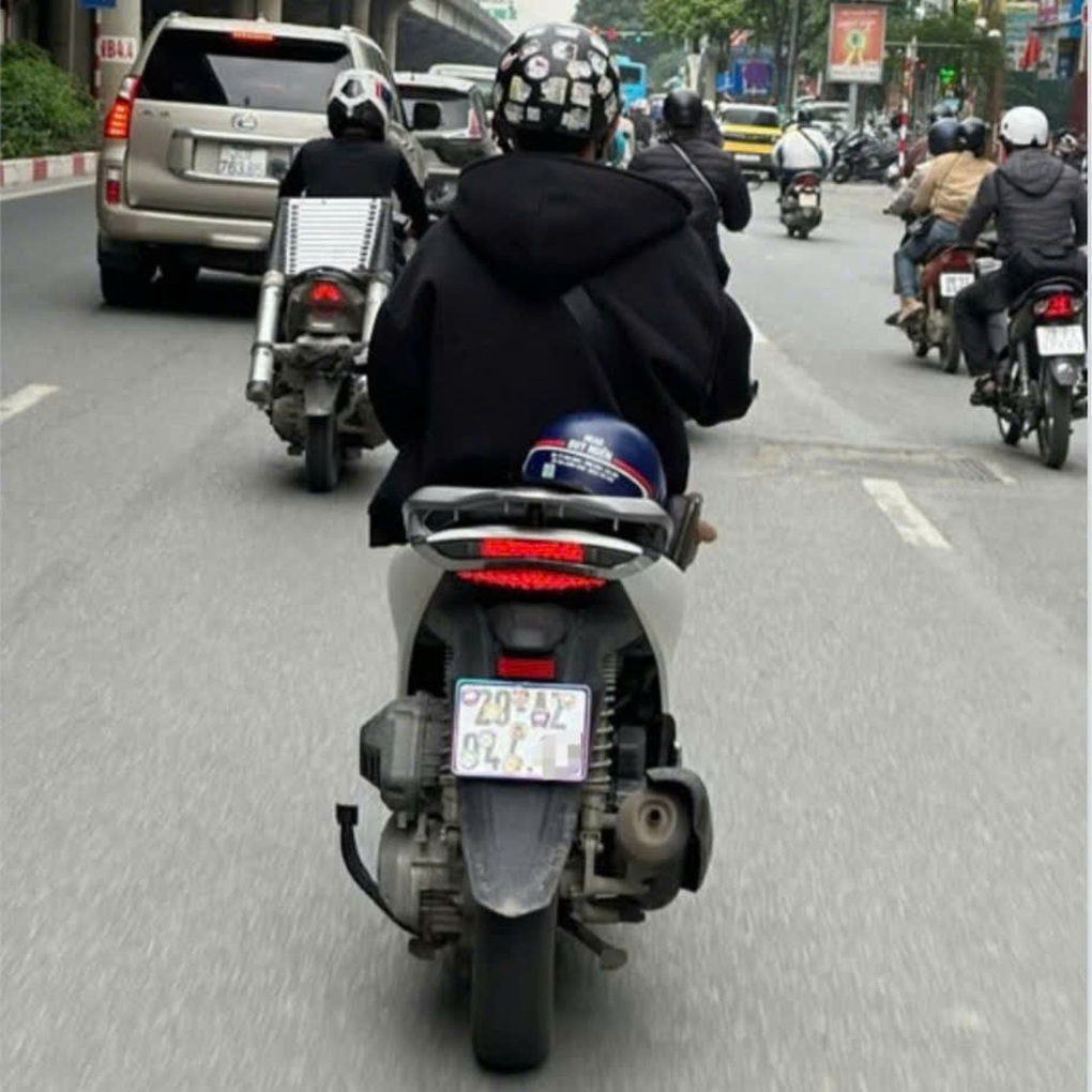 Nam thanh niên bị phạt 5 triệu đồng vì che, dán biển số - 2